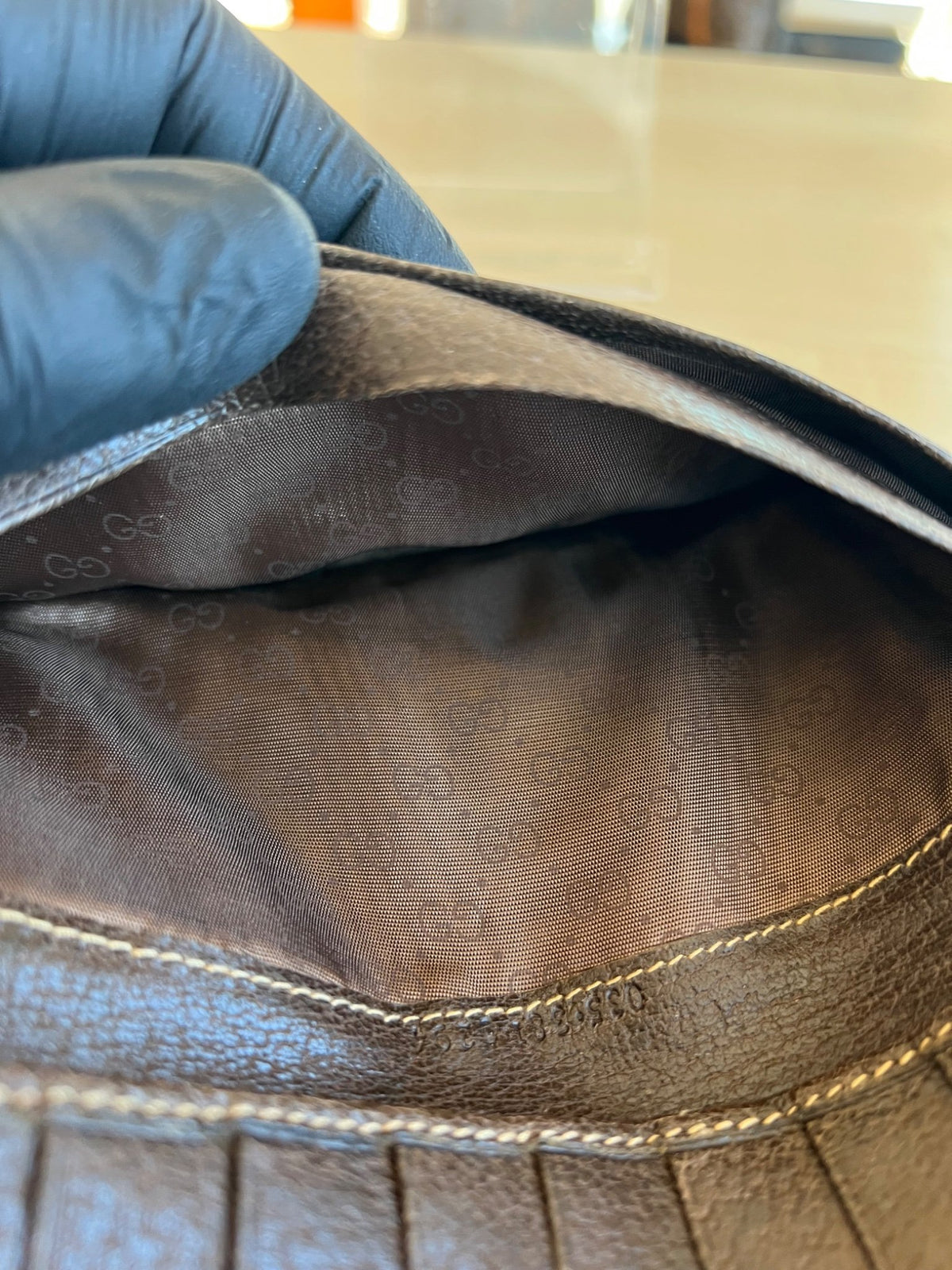 Gucci Portefeuille long en cuir grainé marron avec logo GG — vue 9 | Le comptoir vintage