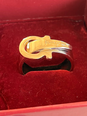 Salvatore Ferragamo Bague Gancini dorée — vue 2 | Le comptoir vintage