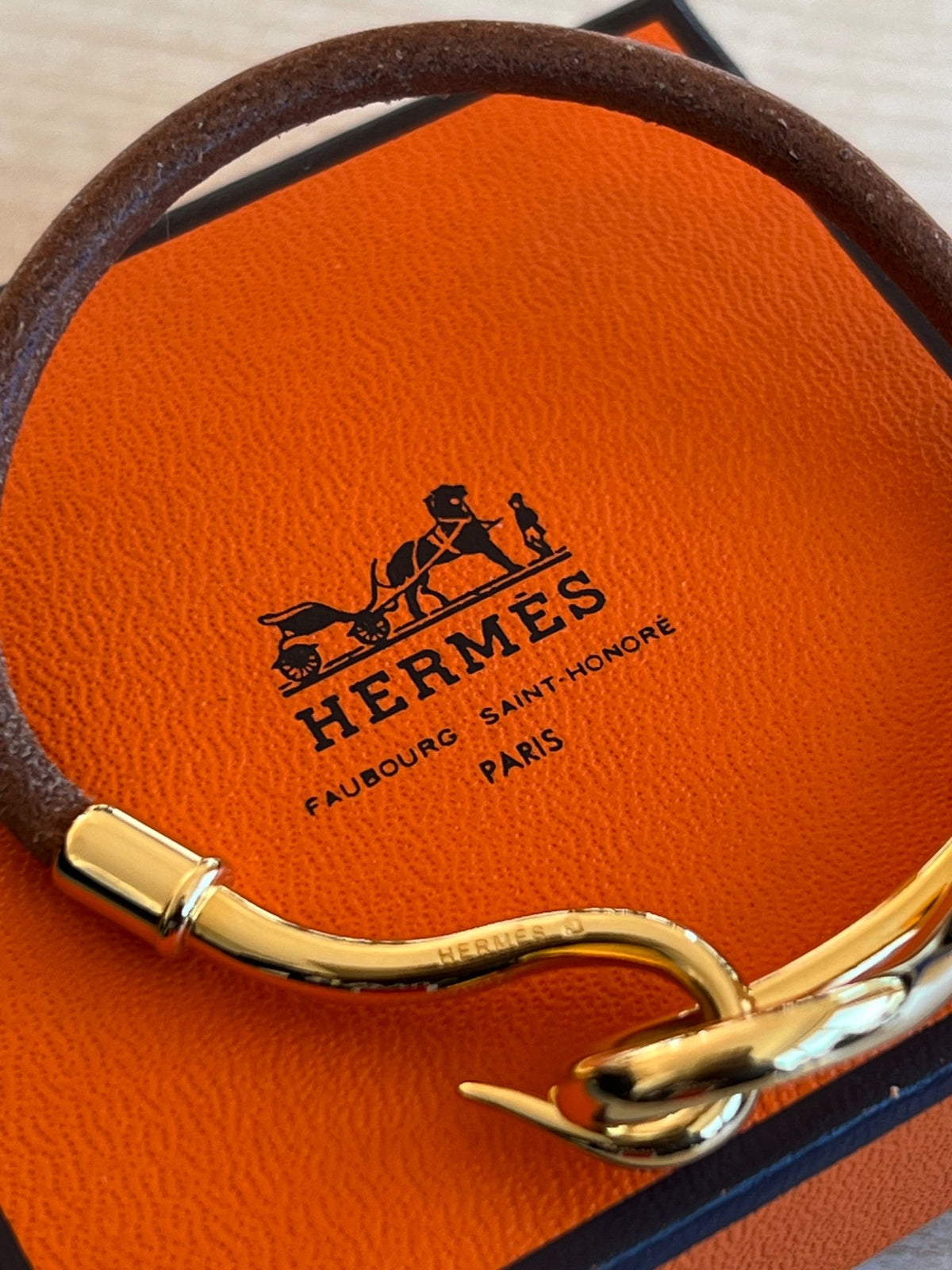 Hermès Bracelet Jumbo Hook en cuir marron et métal doré authentifié — Le comptoir vintage