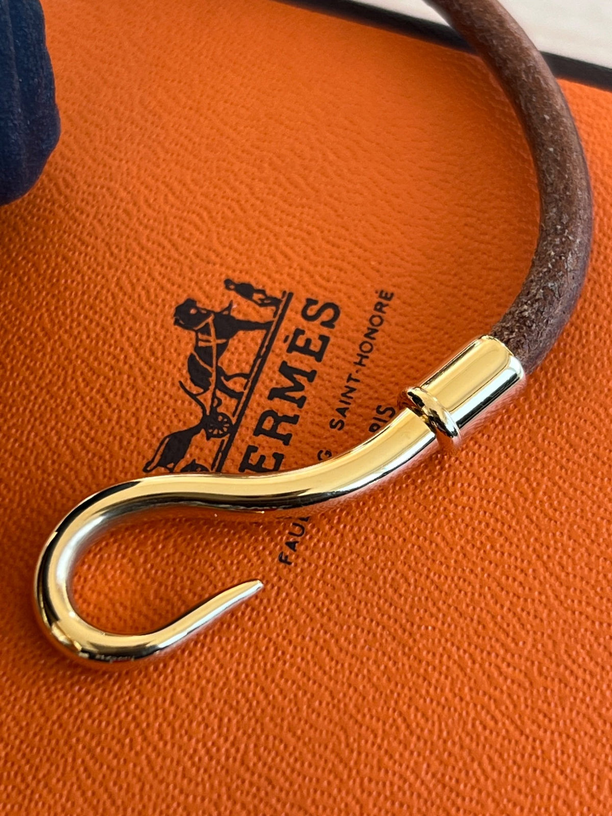 Hermès Bracelet Jumbo Hook en cuir marron et métal doré — vue 5 | Le comptoir vintage