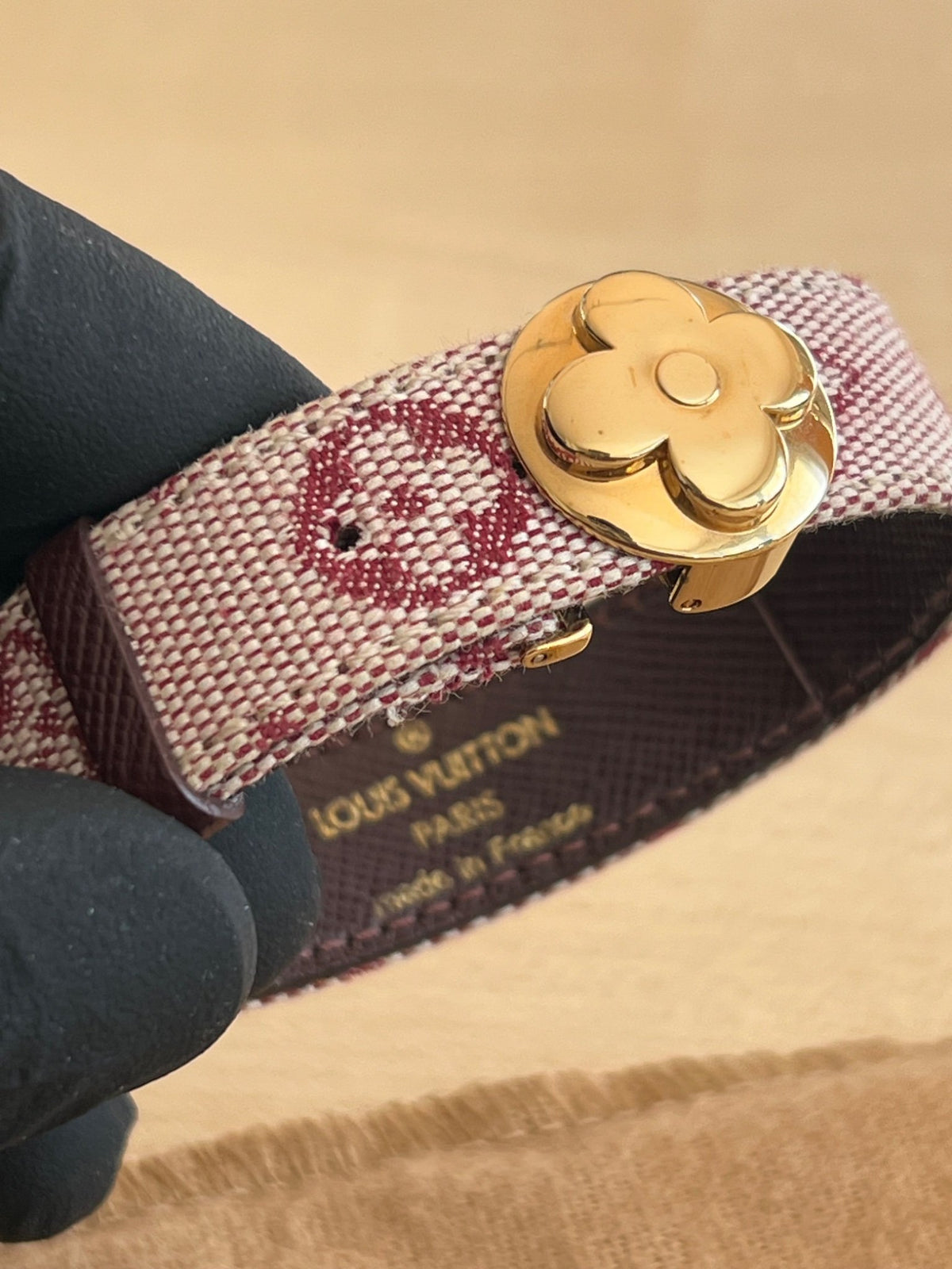 Louis Vuitton Bracelet Monogram Mini Lin Fleur Rouge authentifié — Le comptoir vintage