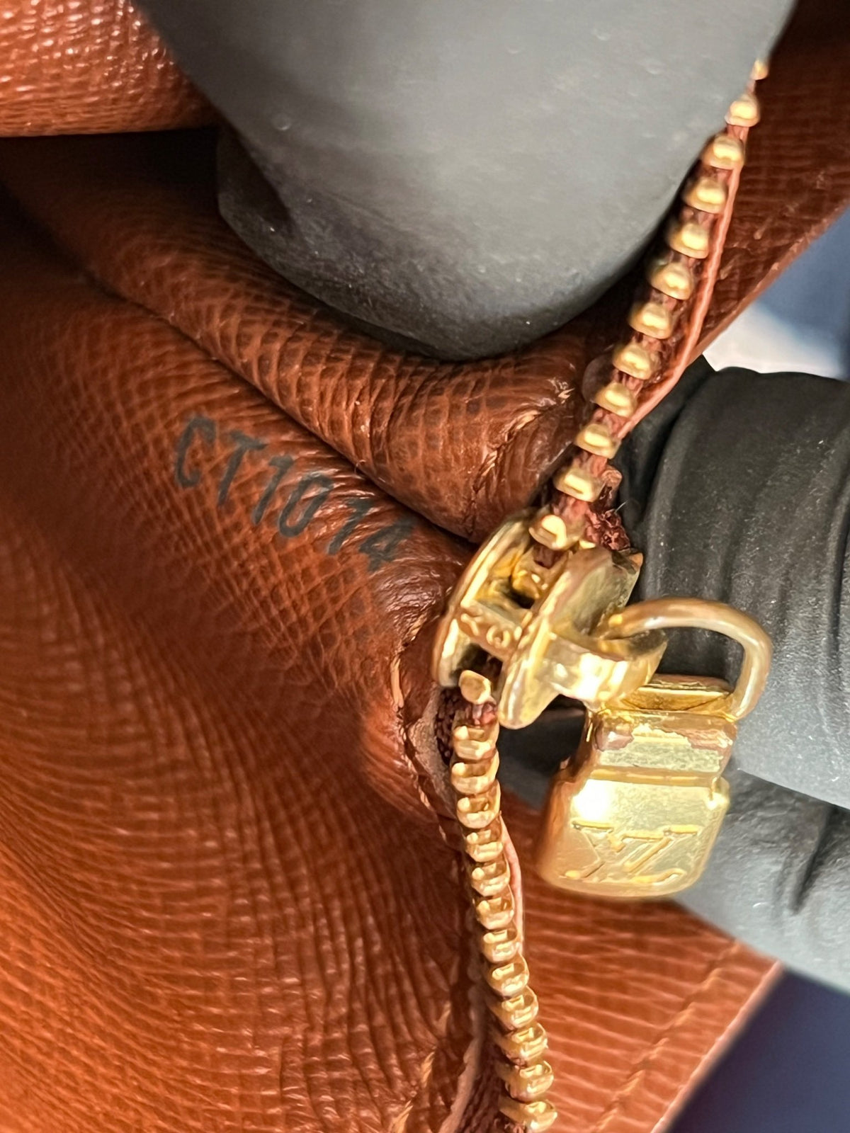 Louis Vuitton Portefeuille Sarah Monogram — vue 6 | Le comptoir vintage