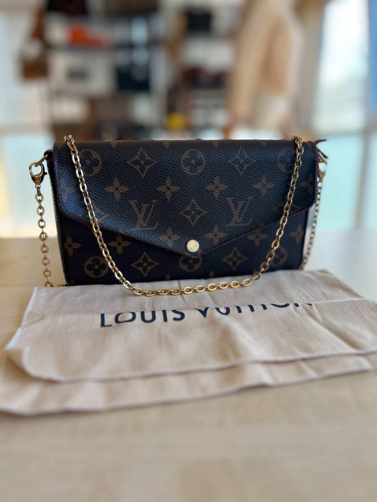 Louis Vuitton Pochette Félicie toile Monogram et doublure fuchsia — vue 2 | Le comptoir vintage