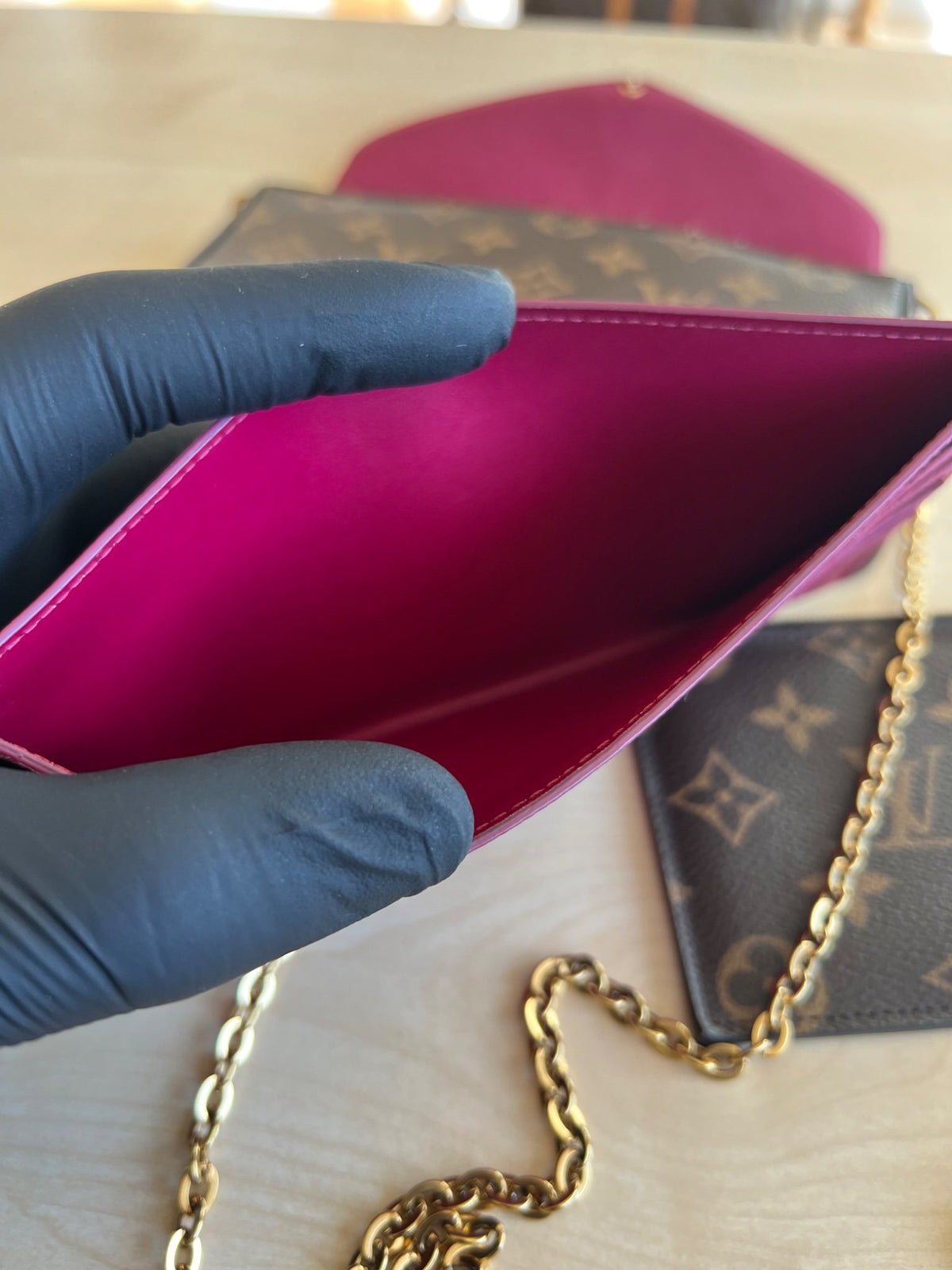 Louis Vuitton Pochette Félicie toile Monogram et doublure fuchsia — vue 16 | Le comptoir vintage