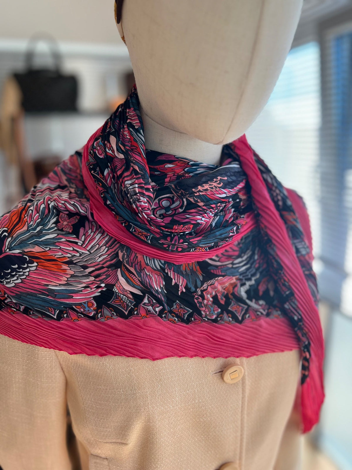 Louis Vuitton Carré plissé à motif ailes et fleurs Monogram rose fuchsia et noir authentifiée — Le comptoir vintage