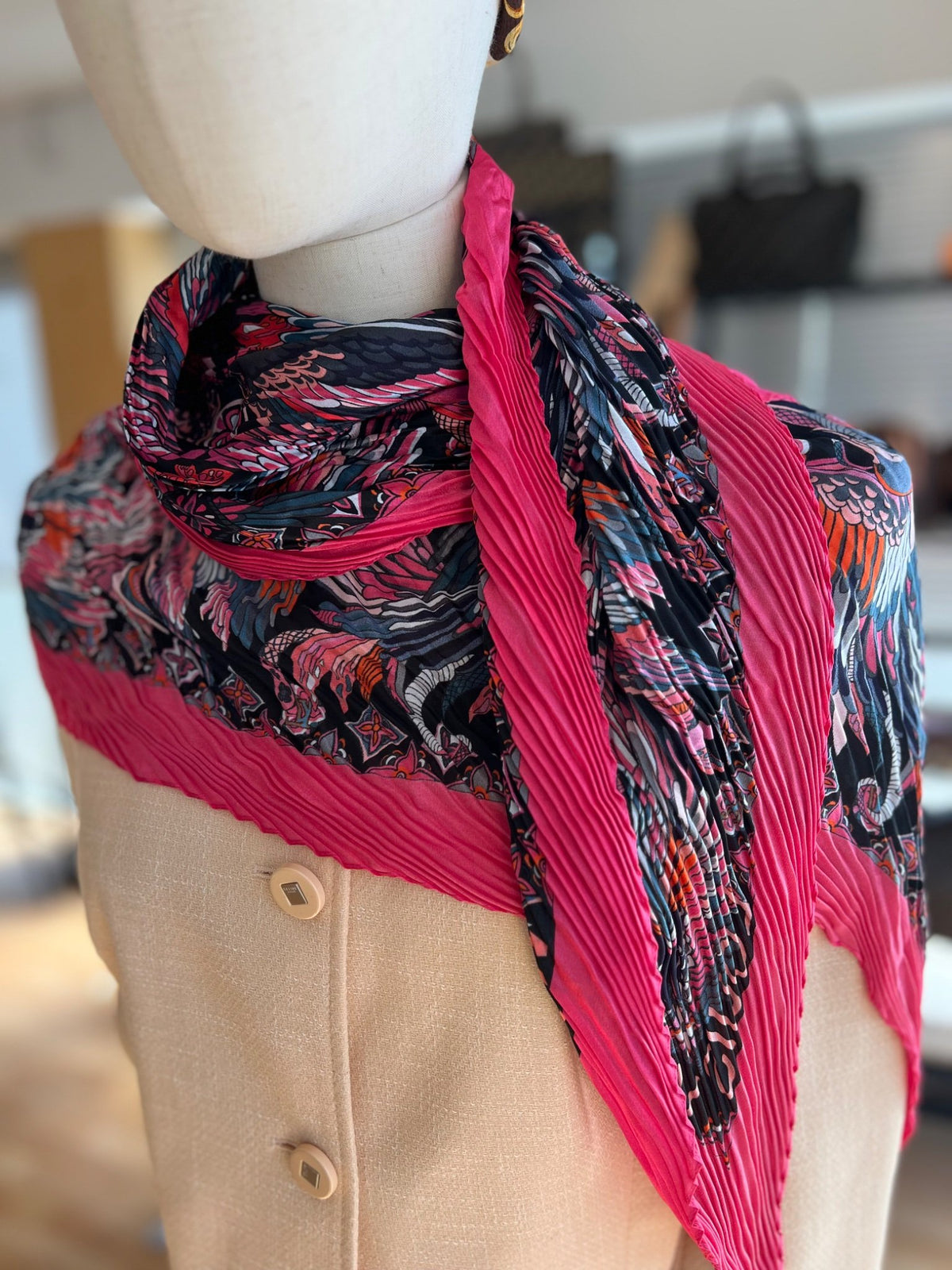 Louis Vuitton Carré plissé à motif ailes et fleurs Monogram rose fuchsia et noir — vue 2 | Le comptoir vintage