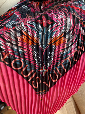 Louis Vuitton Carré plissé à motif ailes et fleurs Monogram rose fuchsia et noir — vue 3 | Le comptoir vintage