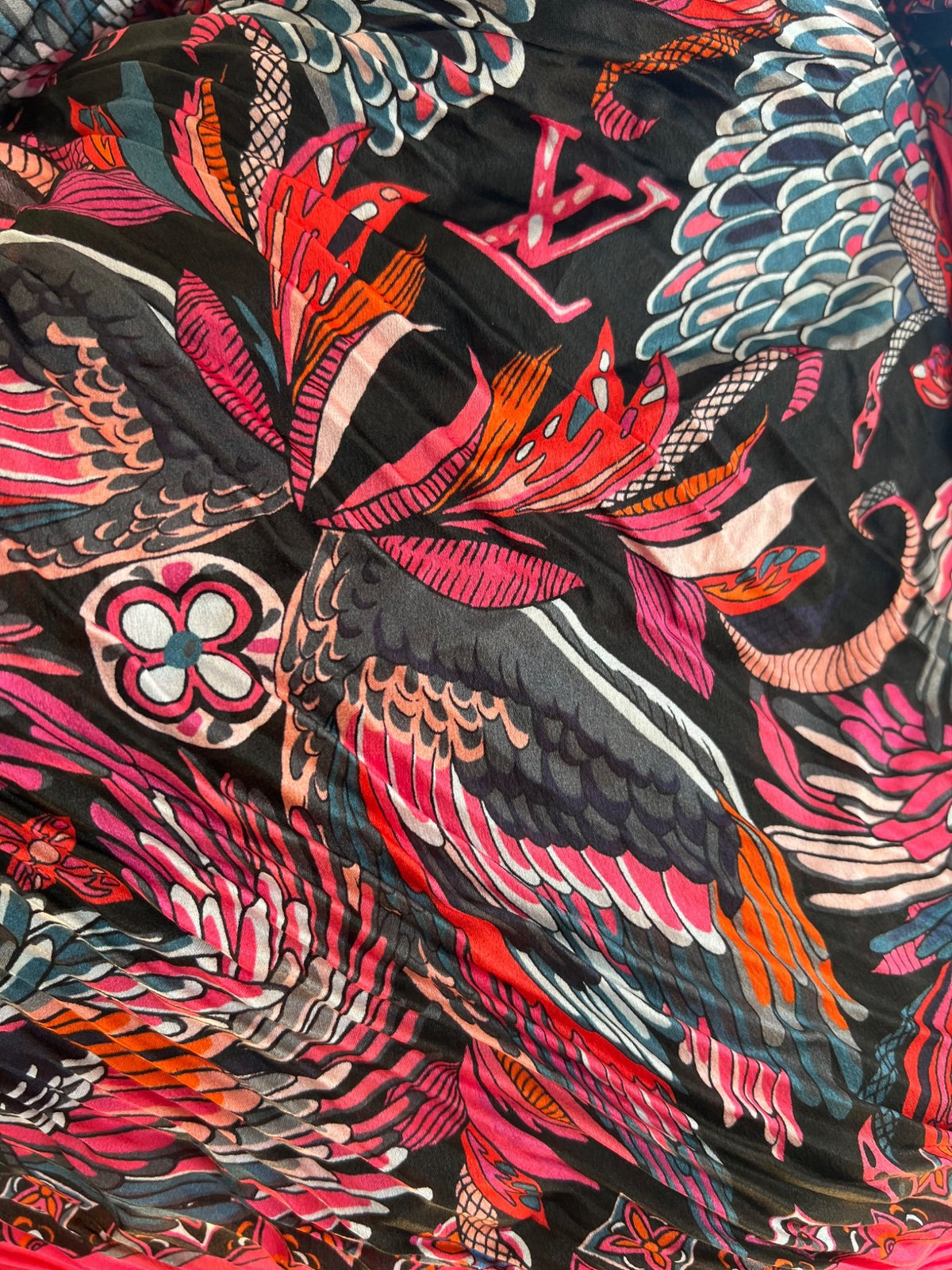 Louis Vuitton Carré plissé à motif ailes et fleurs Monogram rose fuchsia et noir — vue 4 | Le comptoir vintage
