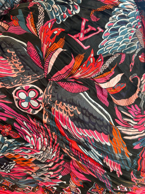 Louis Vuitton Carré plissé à motif ailes et fleurs Monogram rose fuchsia et noir — vue 4 | Le comptoir vintage