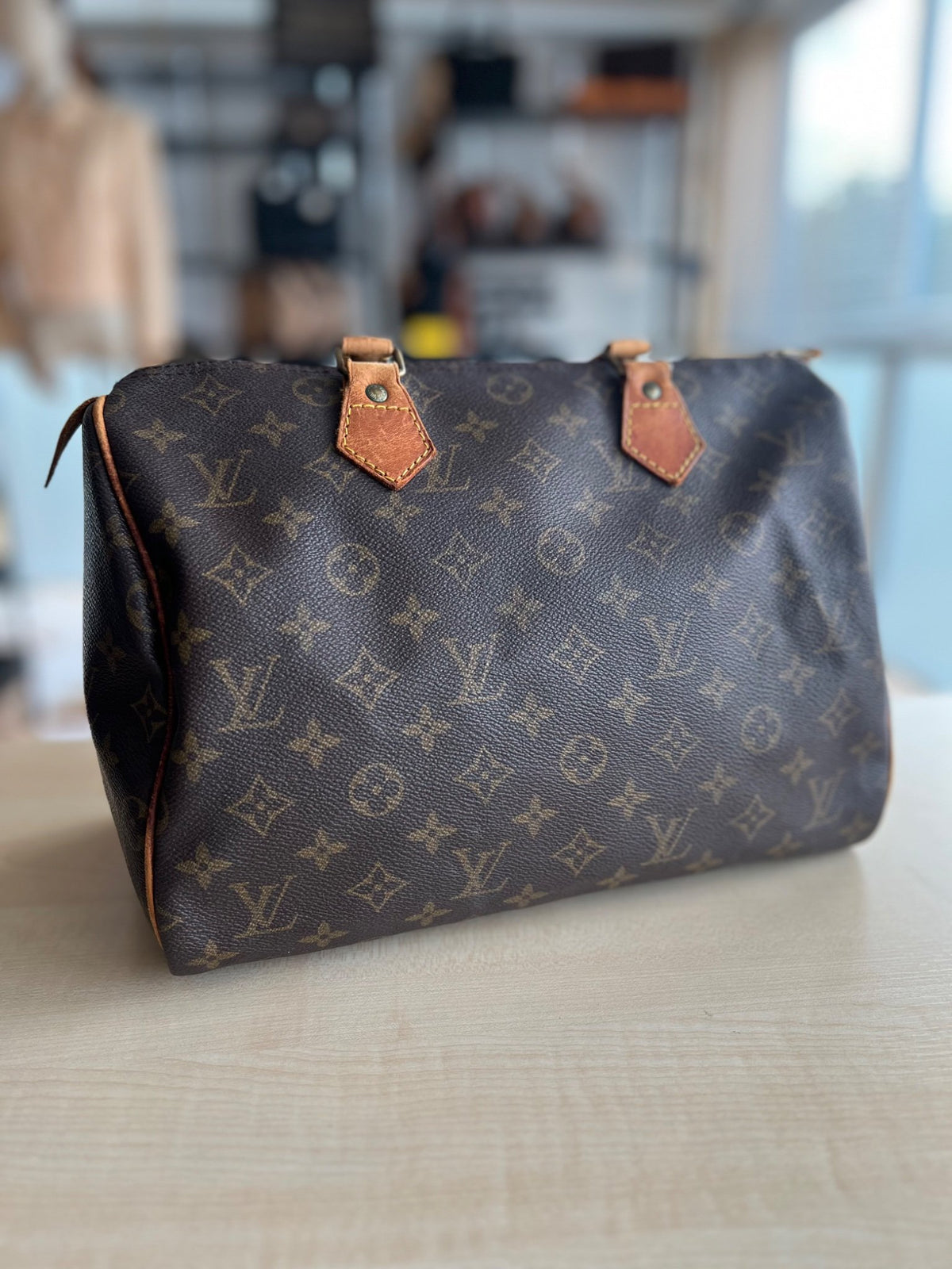 Louis Vuitton Sac Speedy 30 en toile enduite Monogram et cuir naturel — vue 2 | Le comptoir vintage
