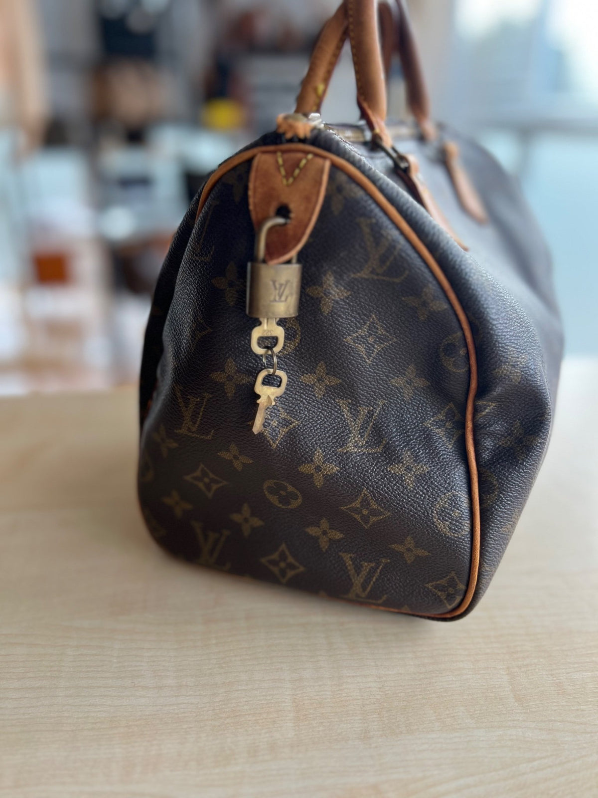 Louis Vuitton Sac Speedy 30 en toile enduite Monogram et cuir naturel — vue 4 | Le comptoir vintage