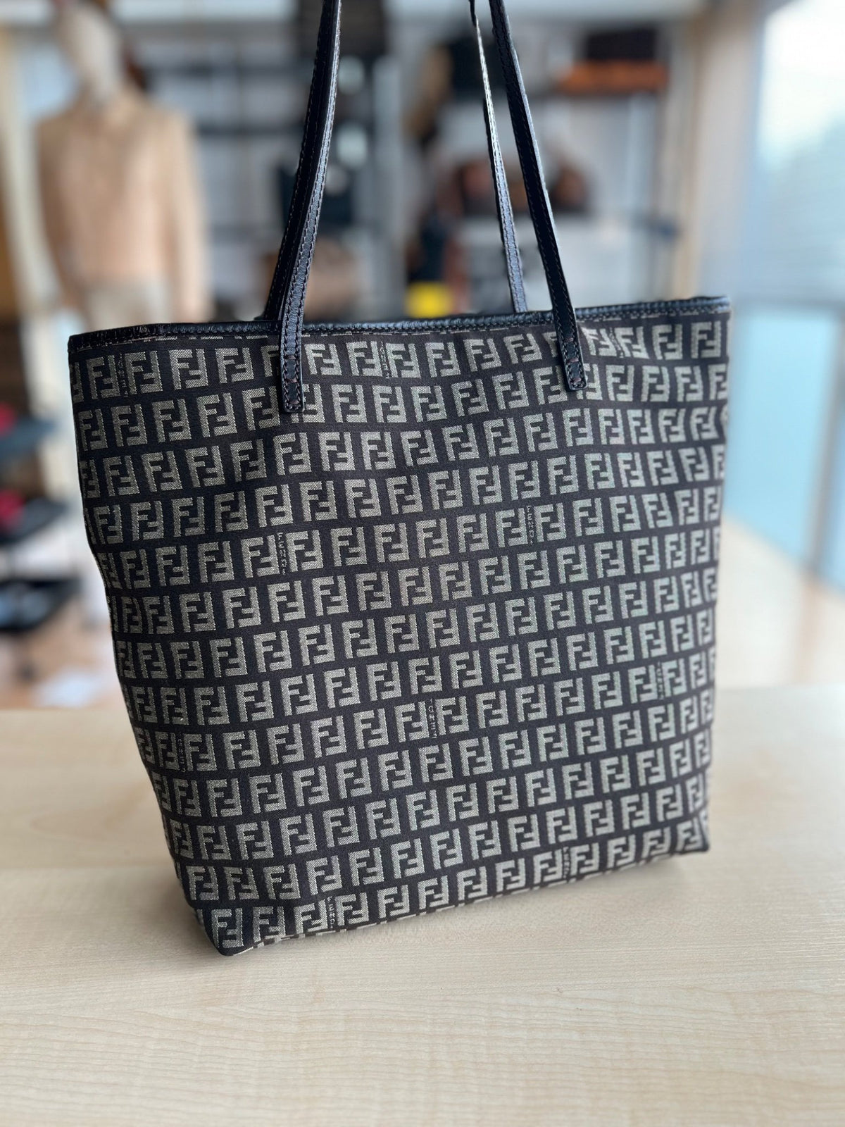 Fendi Tote bag Zucchino en toile jacquard marron foncé et gris authentifié — Le comptoir vintage