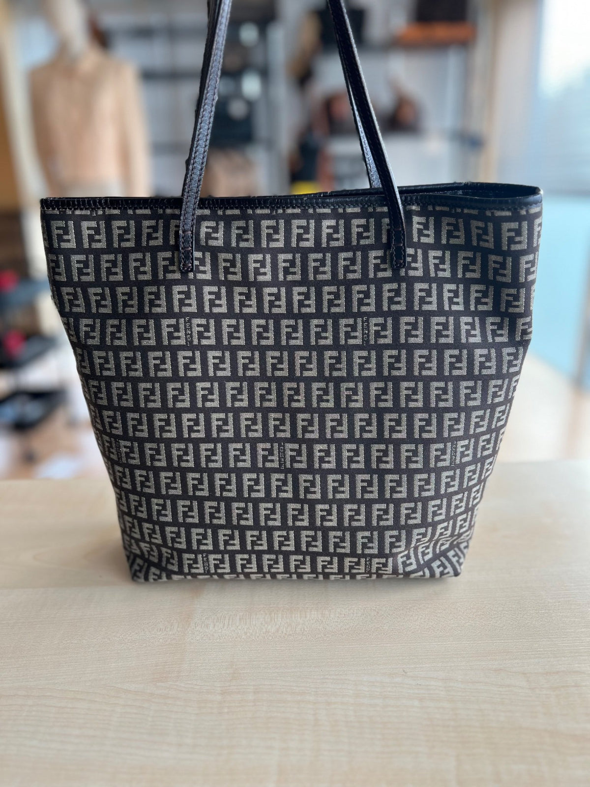 Fendi Tote bag Zucchino en toile jacquard marron foncé et gris — vue 2 | Le comptoir vintage