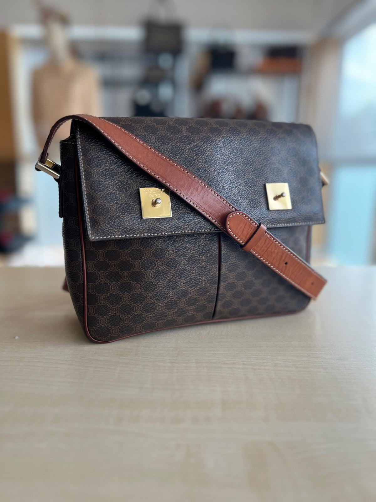 Celine Sac bandoulière à rabat toile Macadam marron et cuir camel authentifiée — Le comptoir vintage
