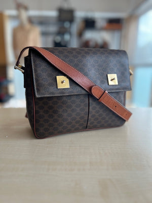 Celine Sac bandoulière à rabat toile Macadam marron et cuir camel authentifiée — Le comptoir vintage