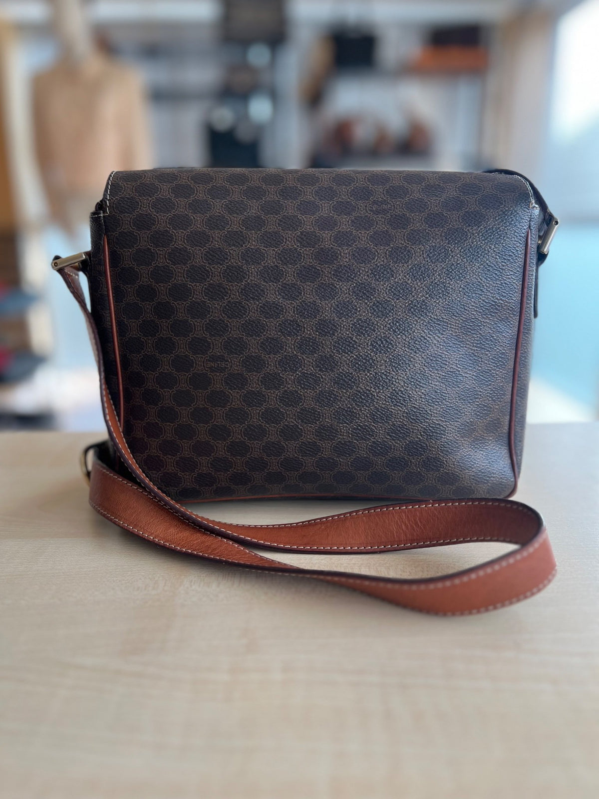 Celine Sac bandoulière à rabat toile Macadam marron et cuir camel — vue 3 | Le comptoir vintage