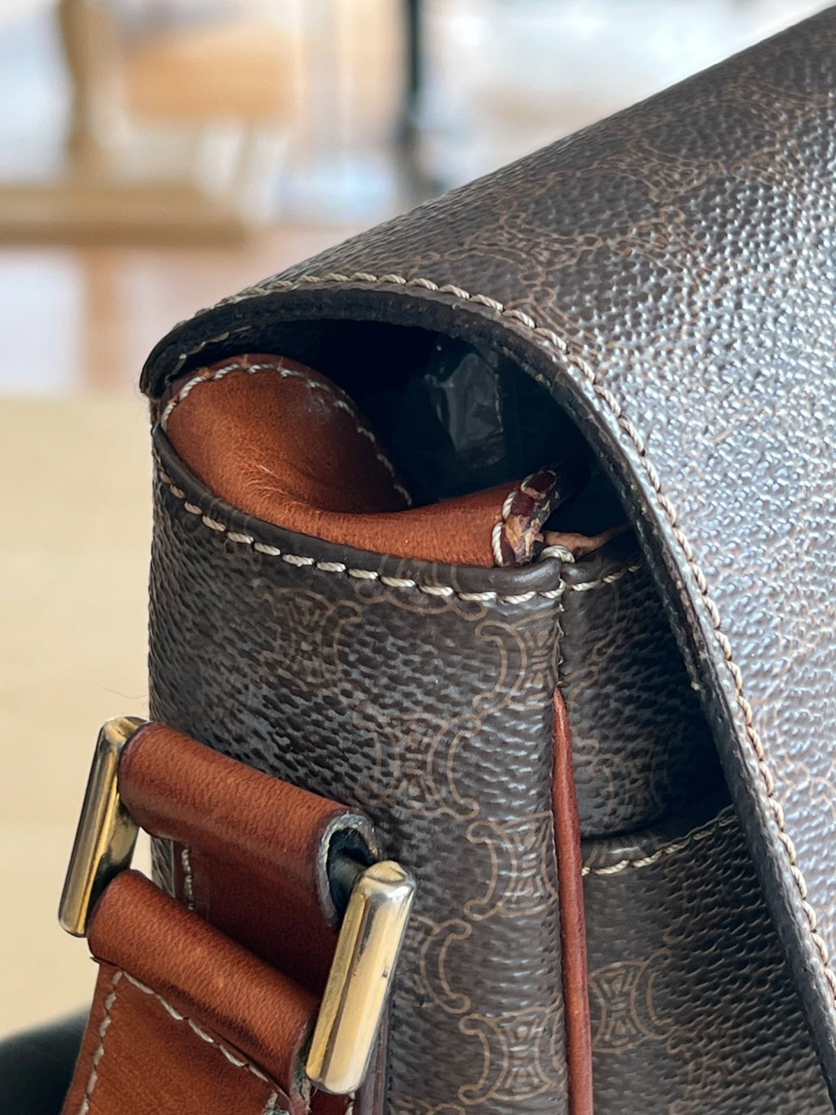 Celine Sac bandoulière à rabat toile Macadam marron et cuir camel — vue 8 | Le comptoir vintage