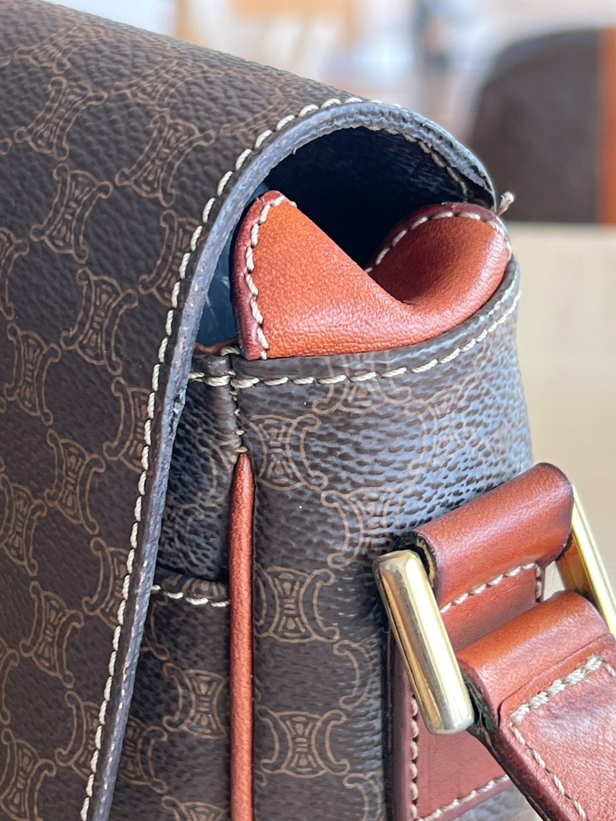 Celine Sac bandoulière à rabat toile Macadam marron et cuir camel — vue 9 | Le comptoir vintage