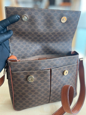 Celine Sac bandoulière à rabat toile Macadam marron et cuir camel — vue 10 | Le comptoir vintage