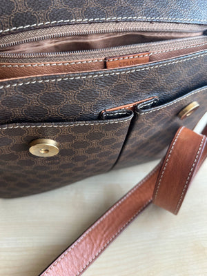 Celine Sac bandoulière à rabat toile Macadam marron et cuir camel — vue 14 | Le comptoir vintage