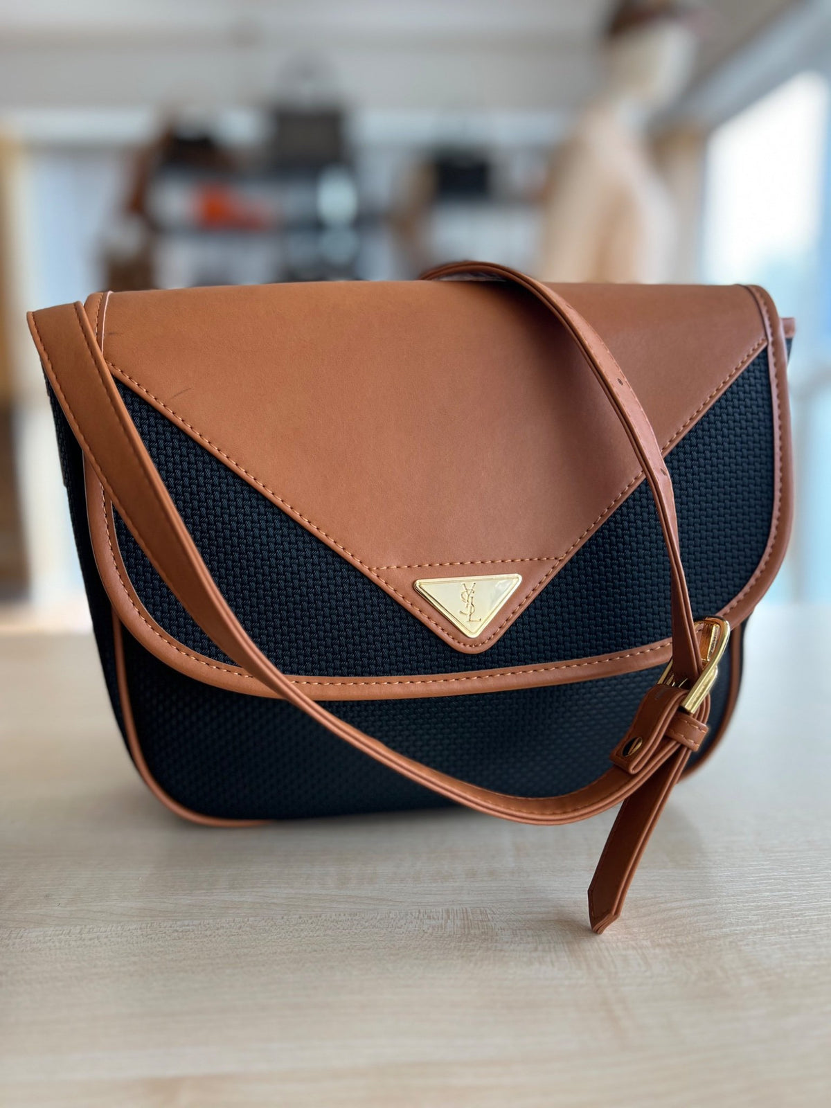 Yves Saint Laurent Sac bandoulière à rabat vintage toile tressée noire et cuir camel — vue 2 | Le comptoir vintage