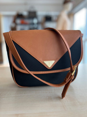 Yves Saint Laurent Sac bandoulière à rabat vintage toile tressée noire et cuir camel — vue 2 | Le comptoir vintage