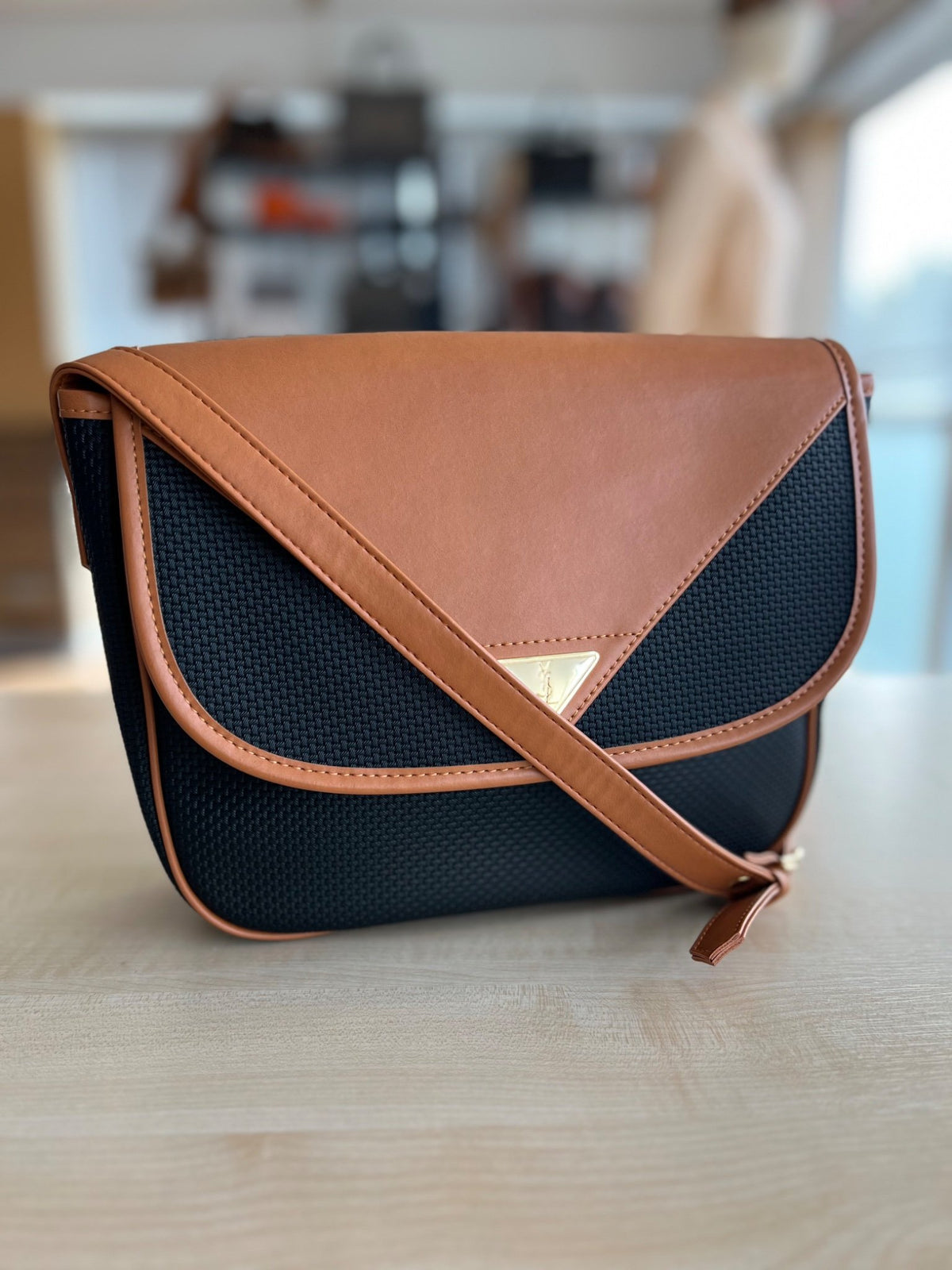 Yves Saint Laurent Sac bandoulière à rabat vintage toile tressée noire et cuir camel authentifiée — Le comptoir vintage