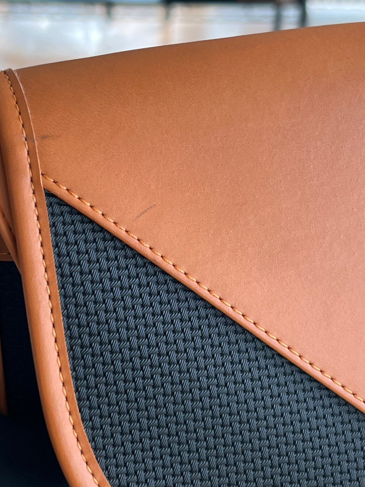 Yves Saint Laurent Sac bandoulière à rabat vintage toile tressée noire et cuir camel — vue 5 | Le comptoir vintage
