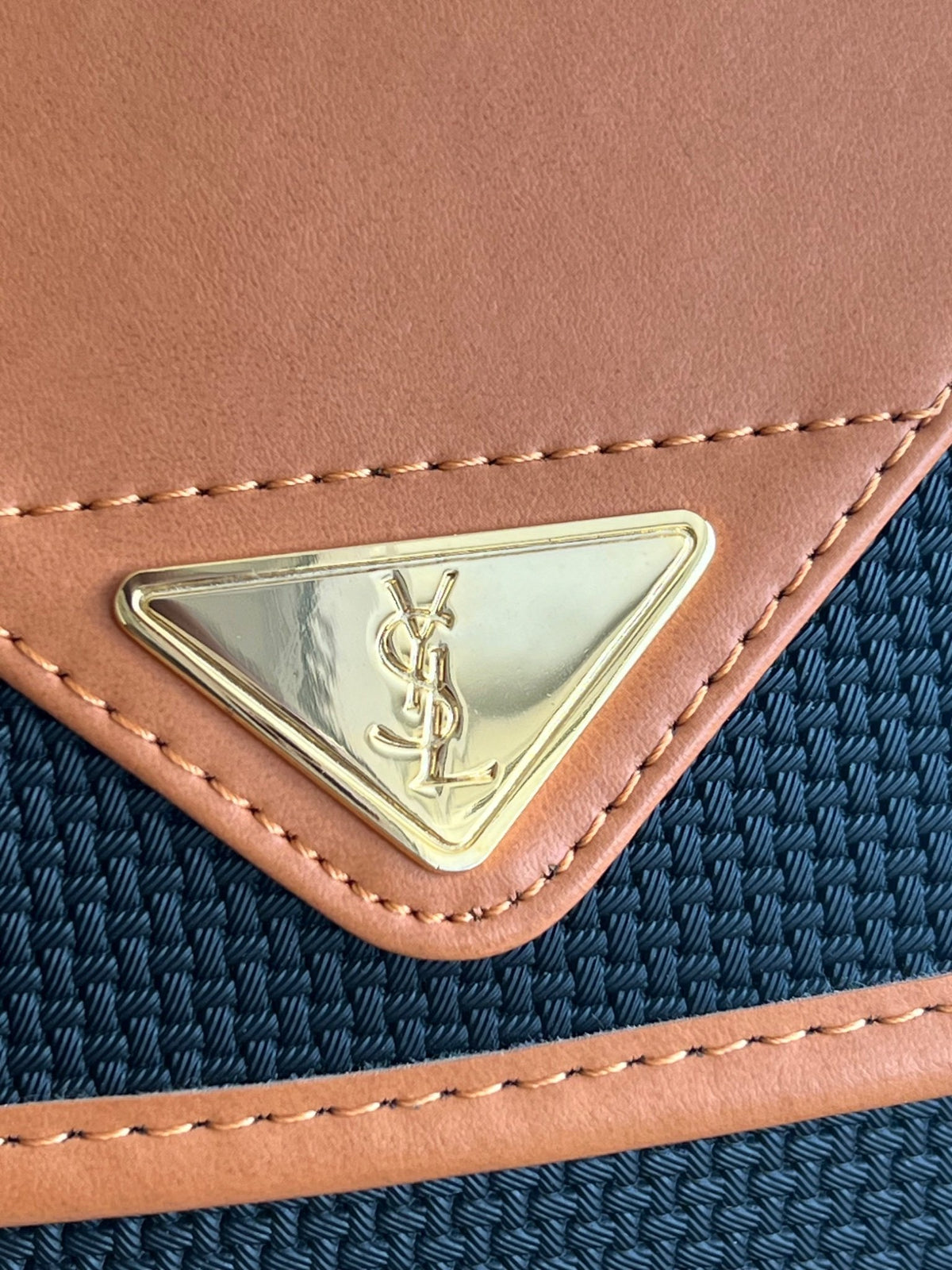 Yves Saint Laurent Sac bandoulière à rabat vintage toile tressée noire et cuir camel — vue 4 | Le comptoir vintage