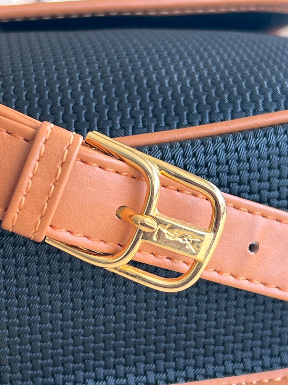 Yves Saint Laurent Sac bandoulière à rabat vintage toile tressée noire et cuir camel — vue 6 | Le comptoir vintage