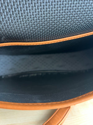 Yves Saint Laurent Sac bandoulière à rabat vintage toile tressée noire et cuir camel — vue 8 | Le comptoir vintage