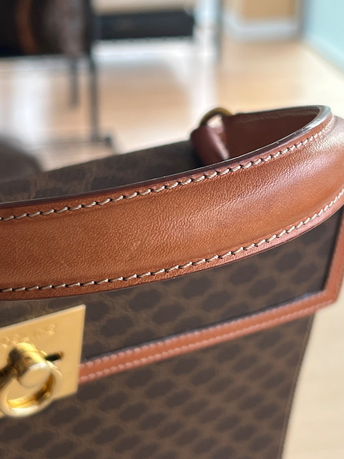 Celine Sac à main à rabat toile Macadam marron et cuir cognac — vue 9 | Le comptoir vintage