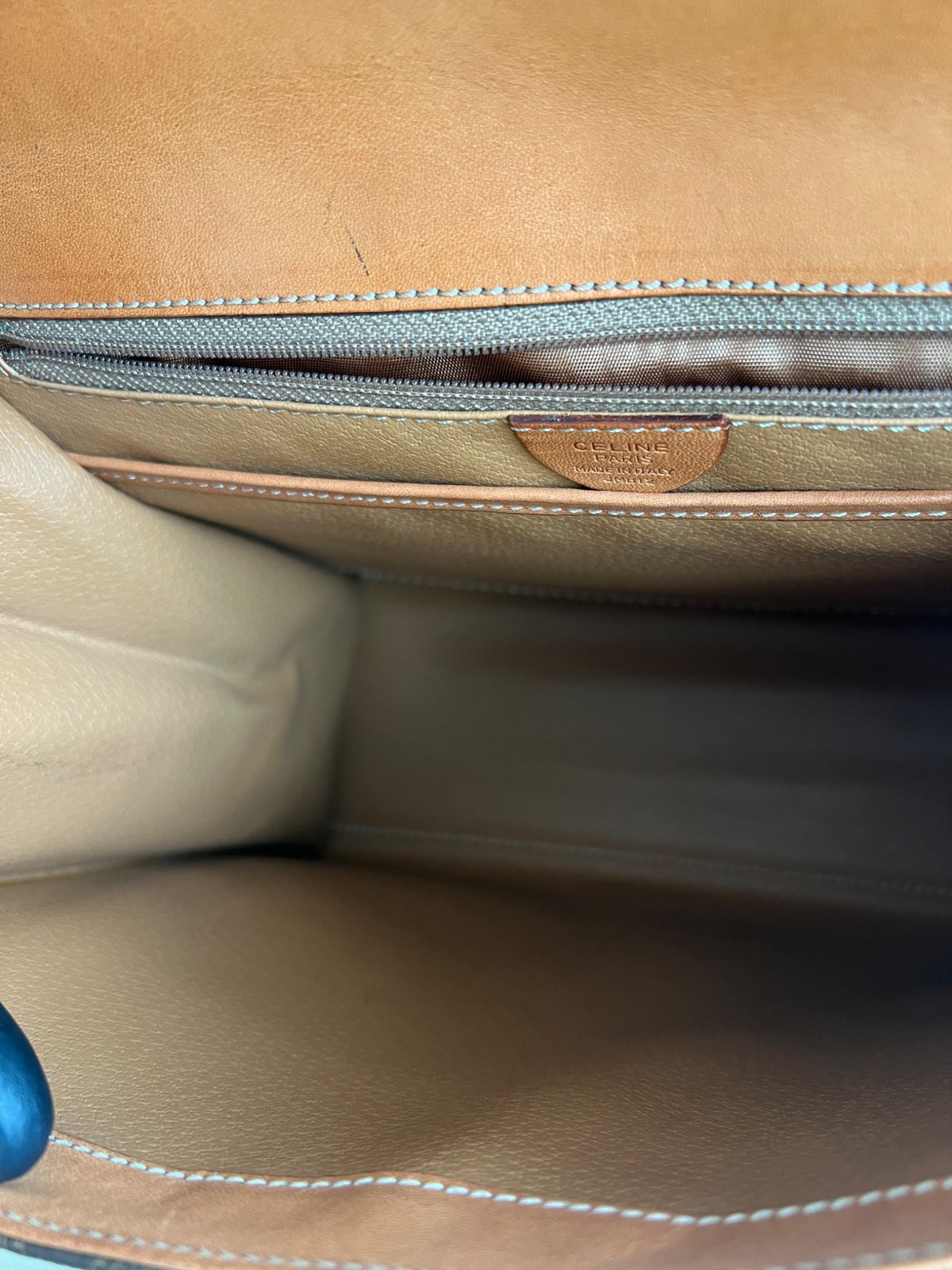Celine Sac à main à rabat toile Macadam marron et cuir cognac — vue 15 | Le comptoir vintage