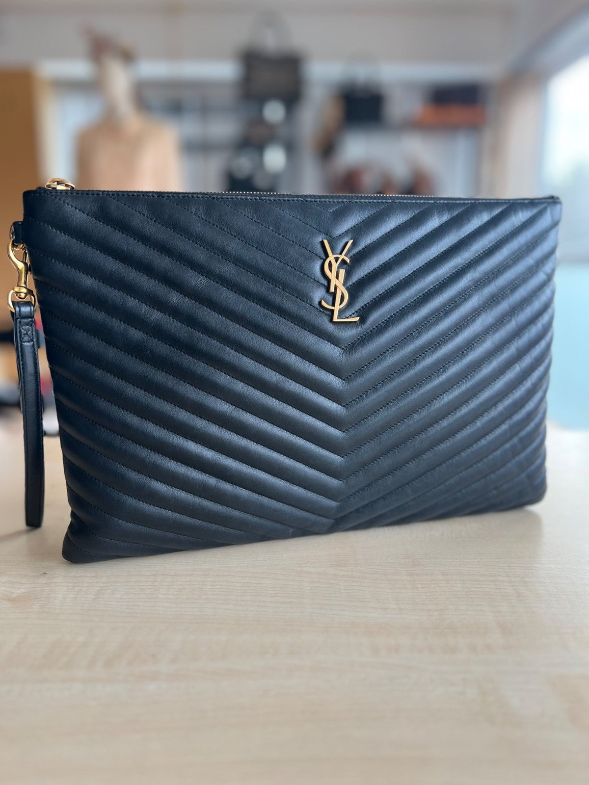 Yves Saint Laurent Pochette porte-documents Monogram cuir matelassé noir authentifiée — Le comptoir vintage