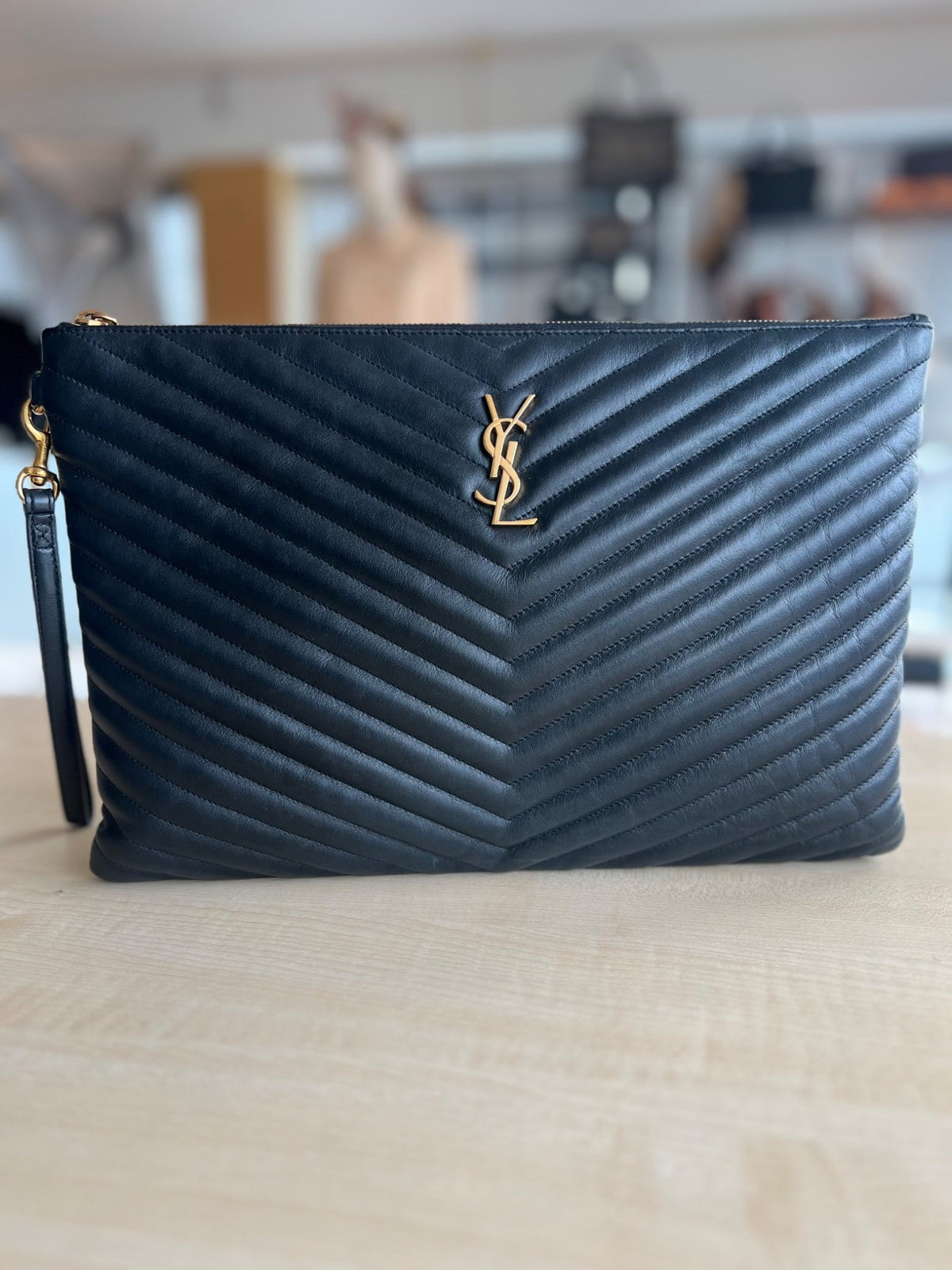 Yves Saint Laurent Pochette porte-documents Monogram cuir matelassé noir — vue 2 | Le comptoir vintage