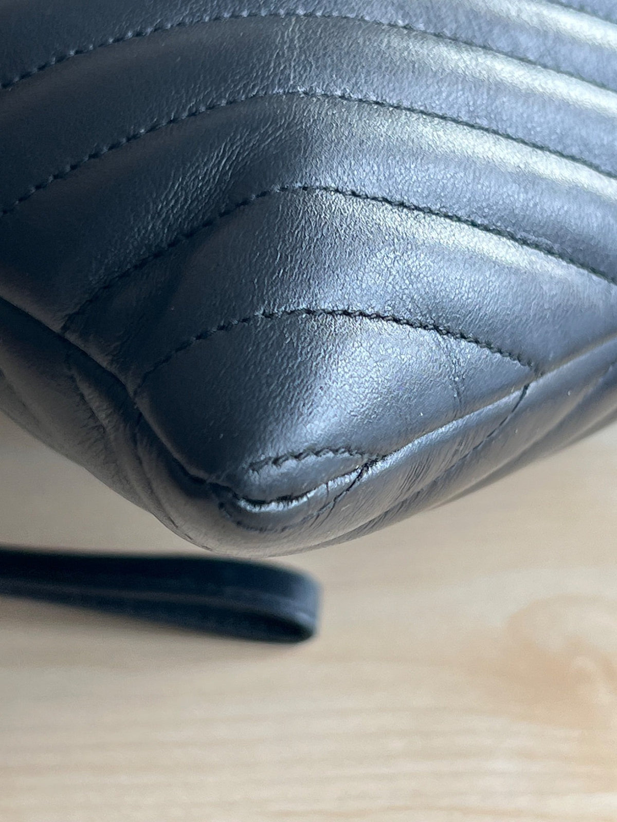 Yves Saint Laurent Pochette porte-documents Monogram cuir matelassé noir — vue 9 | Le comptoir vintage