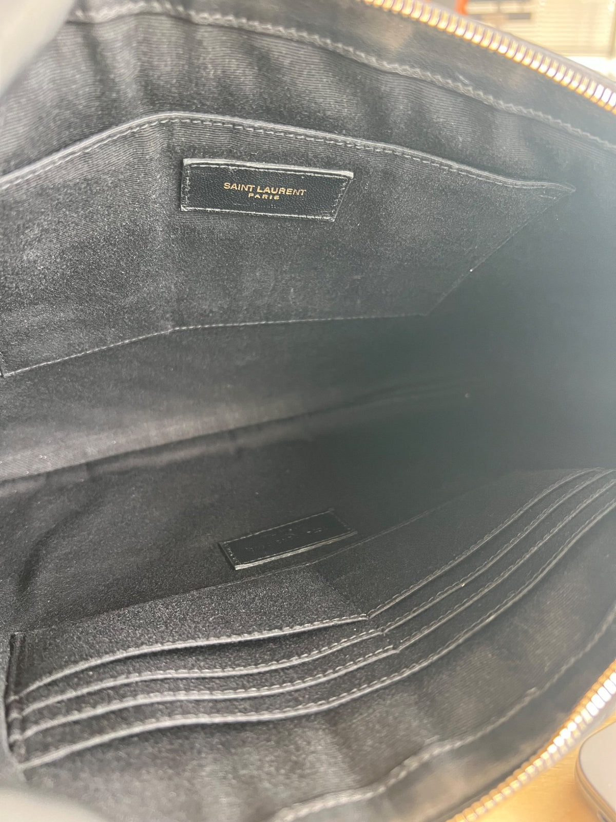 Yves Saint Laurent Pochette porte-documents Monogram cuir matelassé noir — vue 11 | Le comptoir vintage