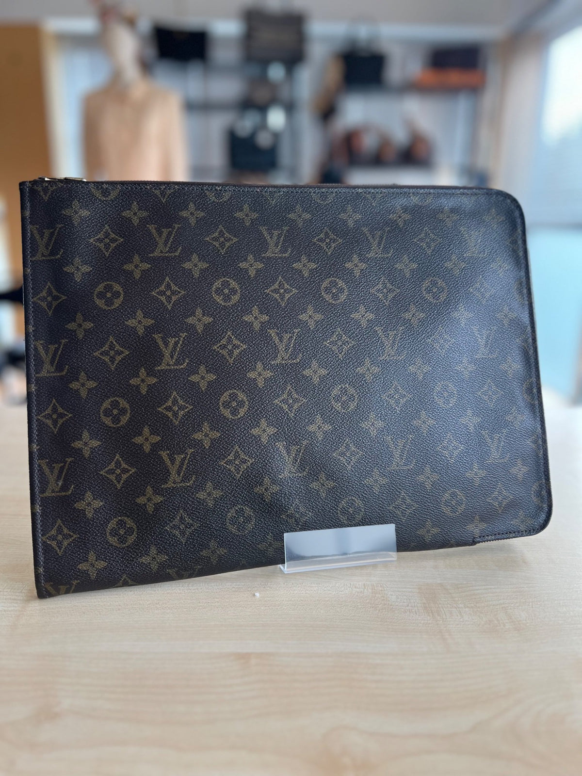 Louis Vuitton Pochette porte-documents zippée en toile Monogram authentifiée — Le comptoir vintage