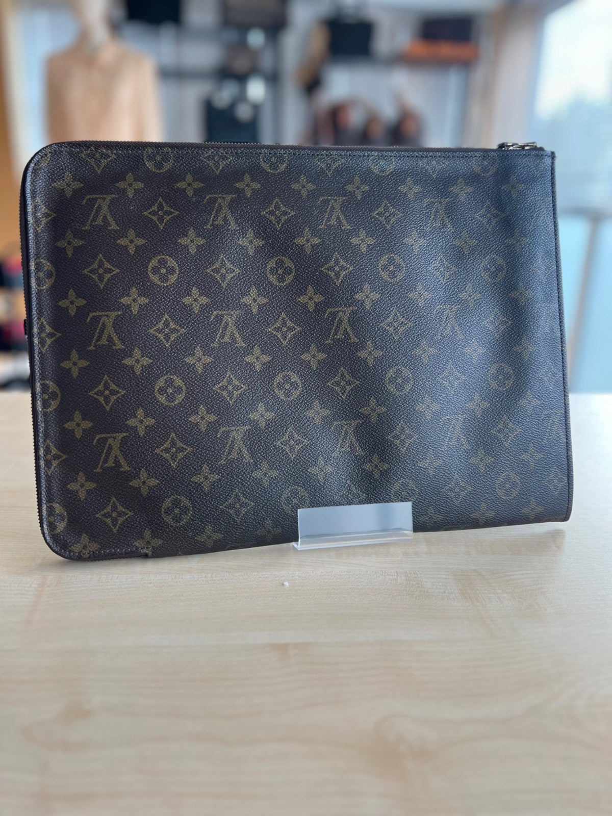 Louis Vuitton Pochette porte-documents zippée en toile Monogram — vue 2 | Le comptoir vintage