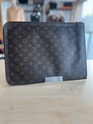 Louis Vuitton Pochette porte-documents zippée en toile Monogram — vue 2 | Le comptoir vintage