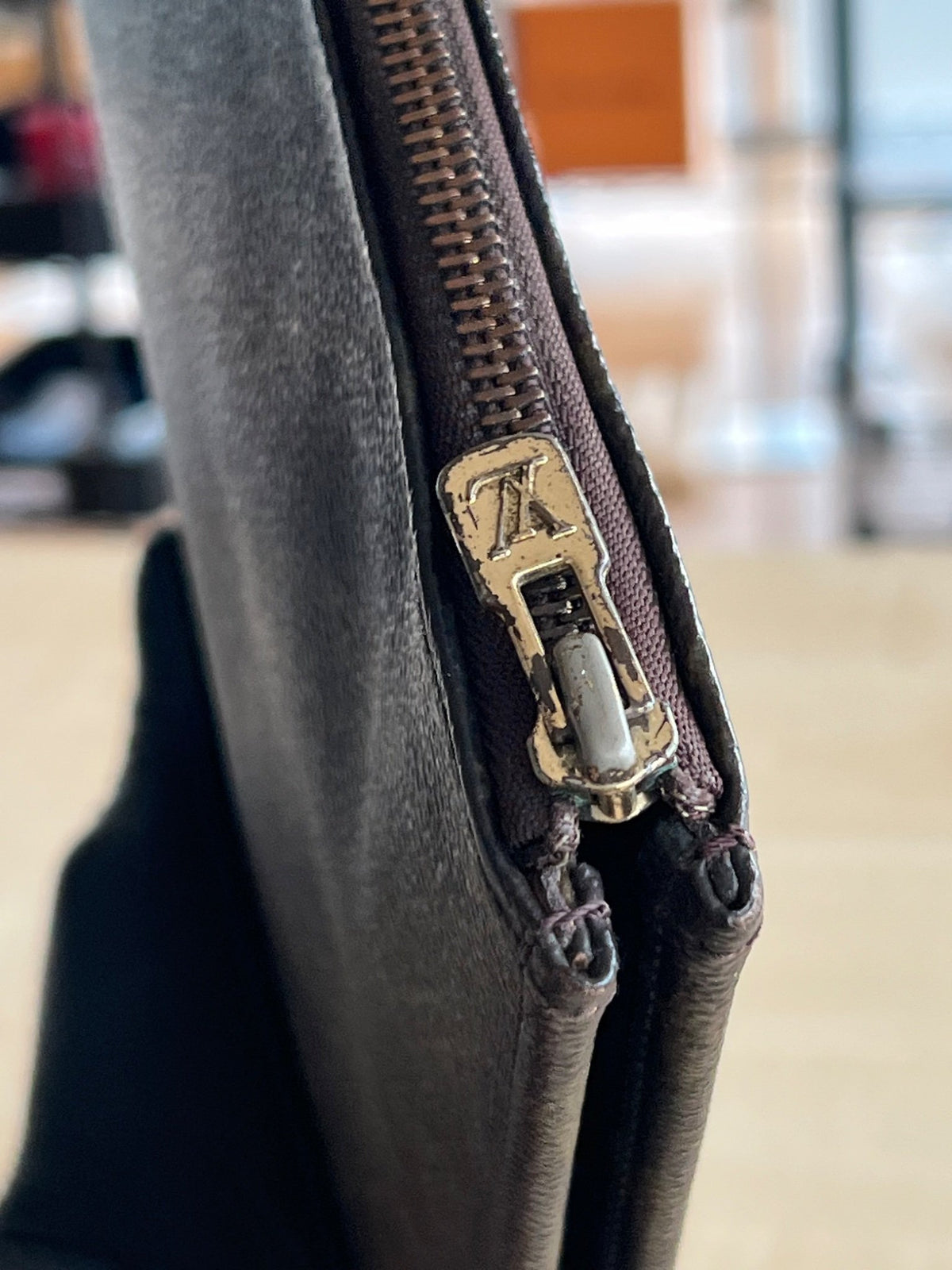 Louis Vuitton Pochette porte-documents zippée en toile Monogram — vue 10 | Le comptoir vintage