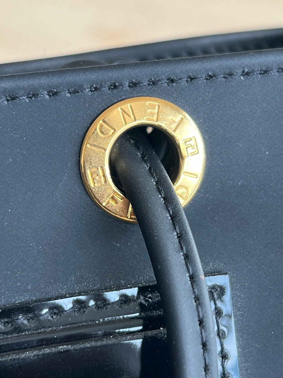 Fendi Mini sac cabas à anses noire et vernis — vue 8 | Le comptoir vintage