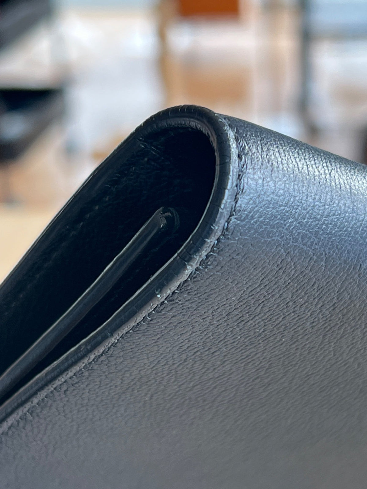 Yves Saint Laurent Pochette Belle de Jour en cuir grainé noir — vue 7 | Le comptoir vintage
