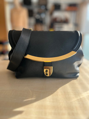 See By Chloé Sac à rabat en cuir grainé noir, barrette dorée et bandoulière — vue 2 | Le comptoir vintage