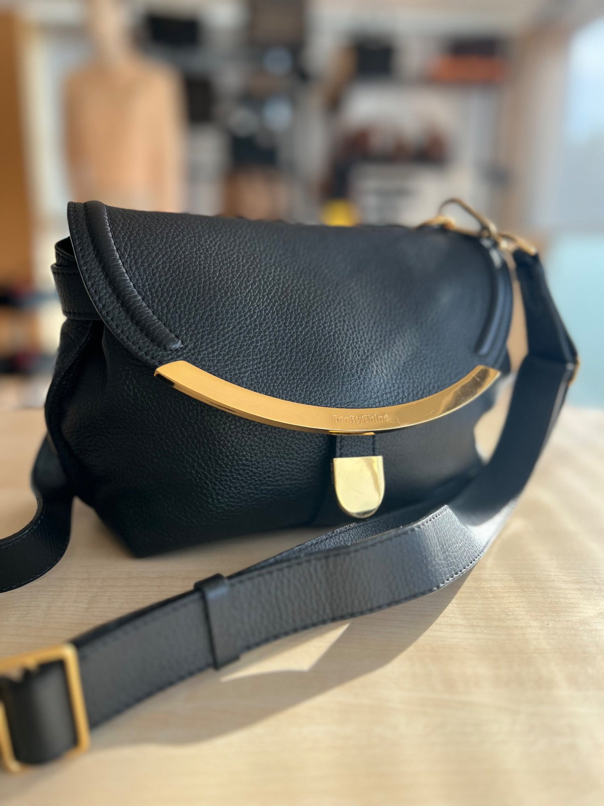 See By Chloé Sac à rabat en cuir grainé noir, barrette dorée et bandoulière authentifiée — Le comptoir vintage