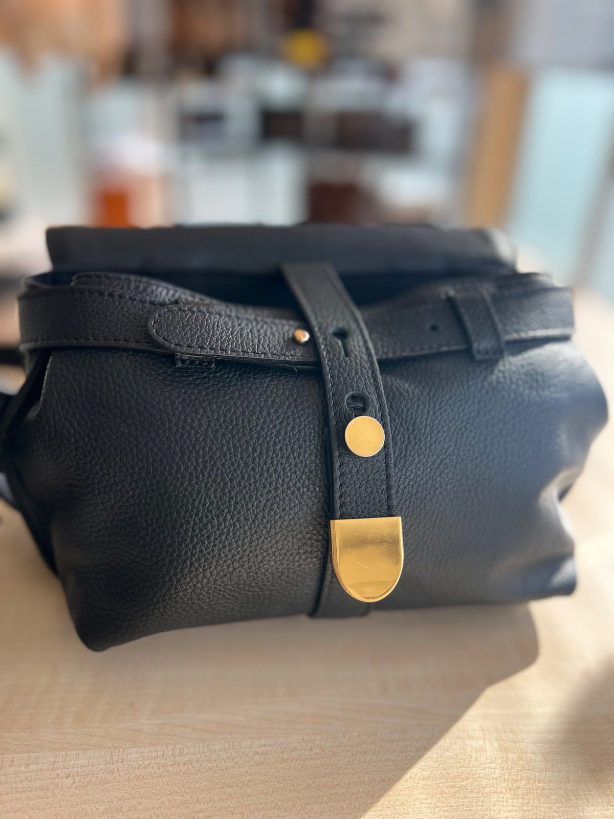 See By Chloé Sac à rabat en cuir grainé noir, barrette dorée et bandoulière — vue 5 | Le comptoir vintage