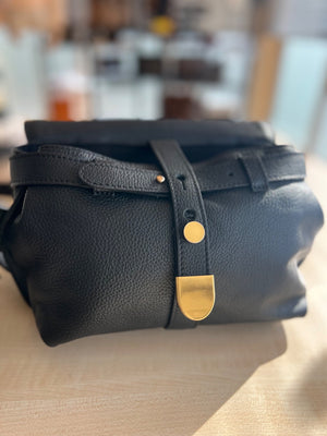 See By Chloé Sac à rabat en cuir grainé noir, barrette dorée et bandoulière — vue 5 | Le comptoir vintage