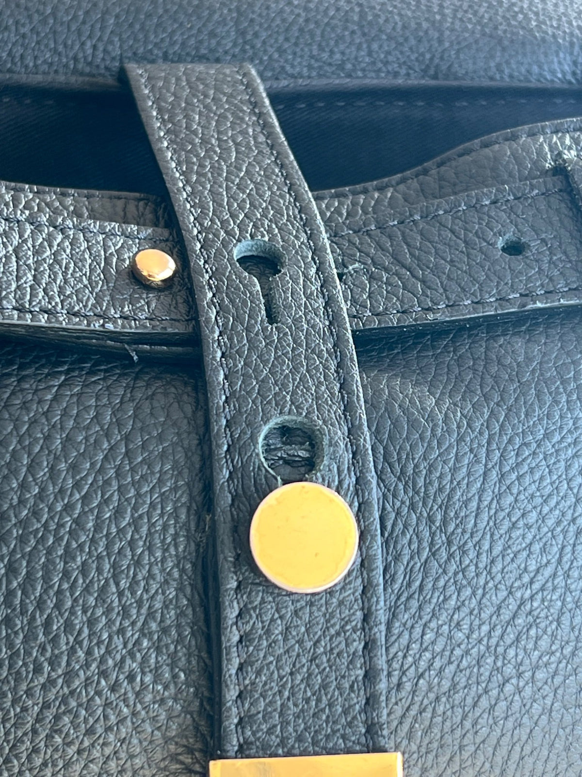 See By Chloé Sac à rabat en cuir grainé noir, barrette dorée et bandoulière — vue 4 | Le comptoir vintage