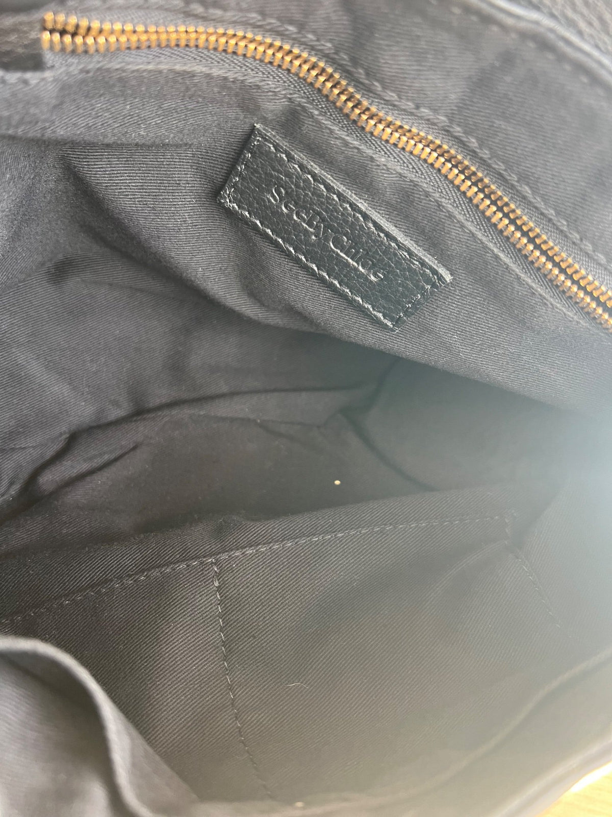 See By Chloé Sac à rabat en cuir grainé noir, barrette dorée et bandoulière — vue 6 | Le comptoir vintage