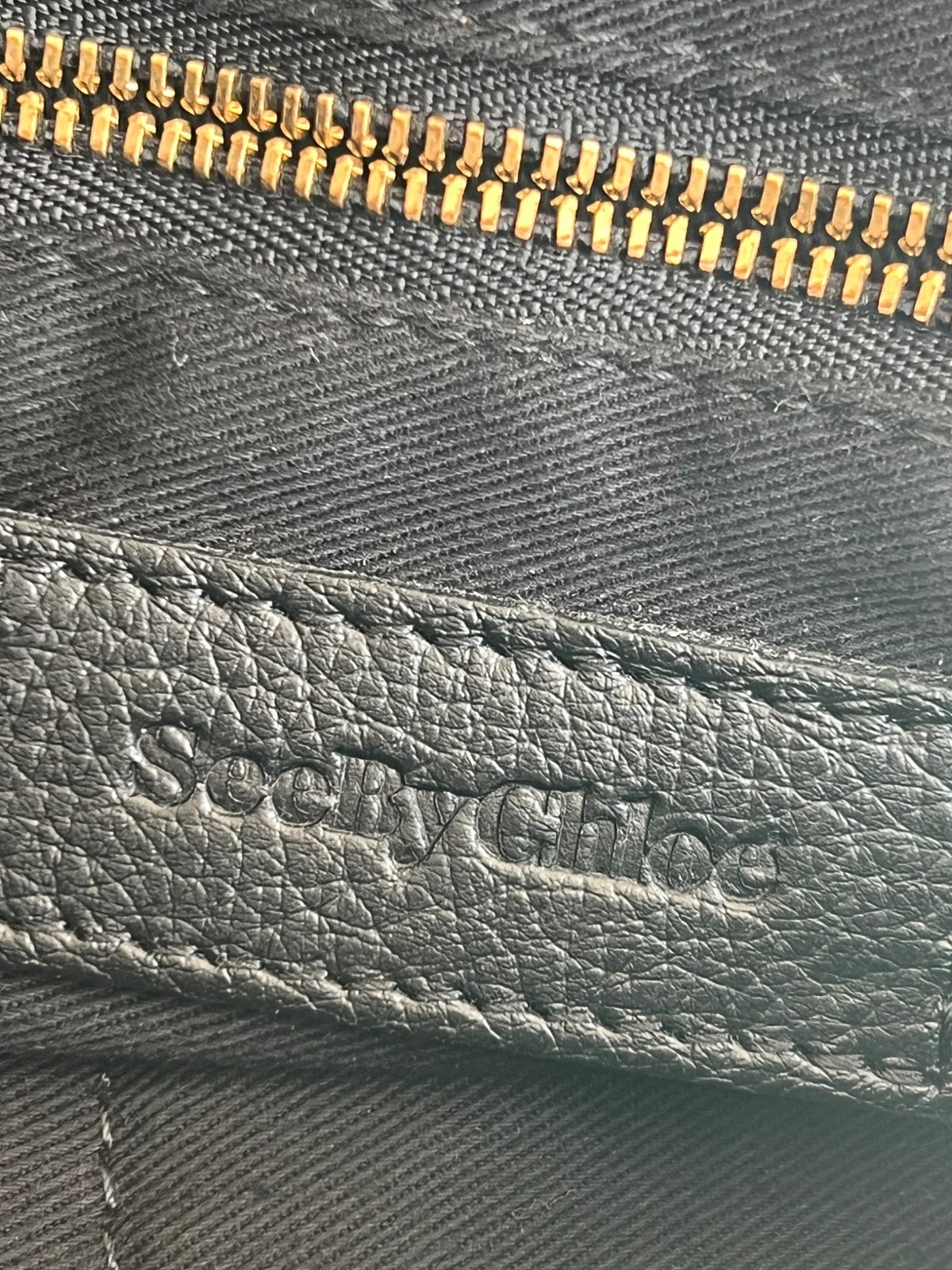 See By Chloé Sac à rabat en cuir grainé noir, barrette dorée et bandoulière — vue 8 | Le comptoir vintage